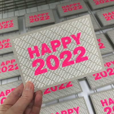 Nieuwjaarskaart HAPPY 2022 - grijs karton
