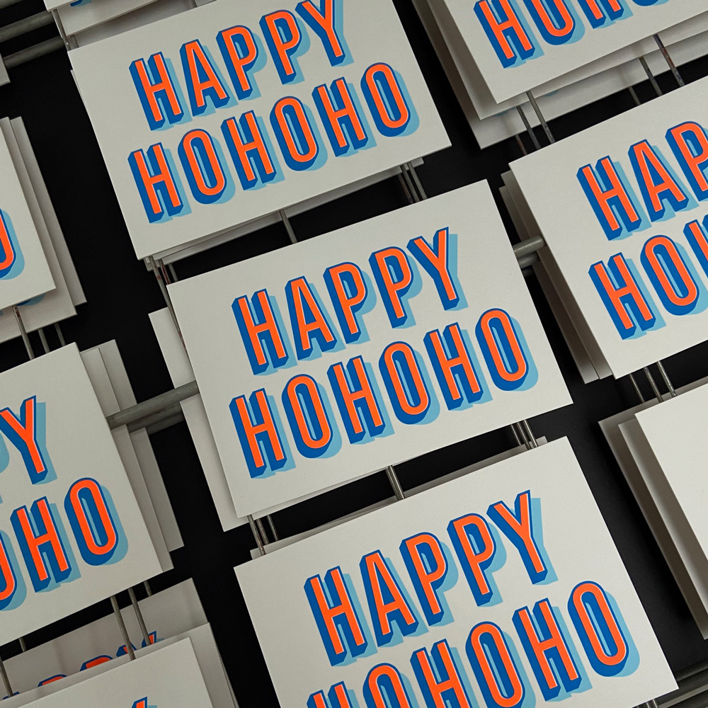 Zeefdruk kerstkaart HAPPY HOHOHO - fluor oranje/blauw