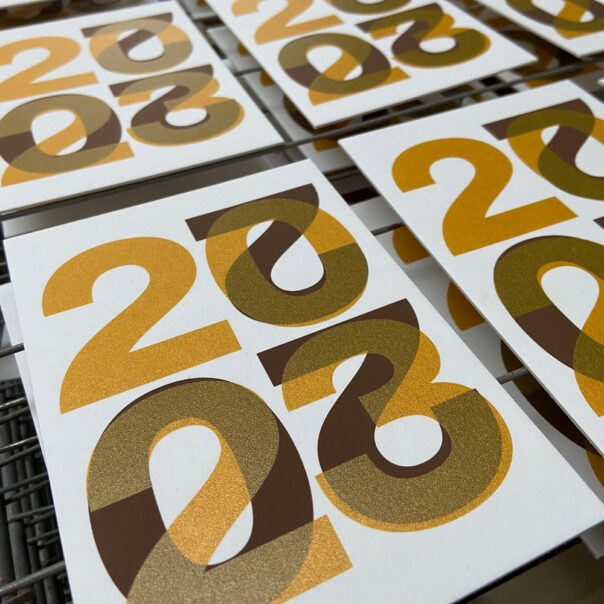 Gezeefdrukte grafische nieuwjaarskaart 2023