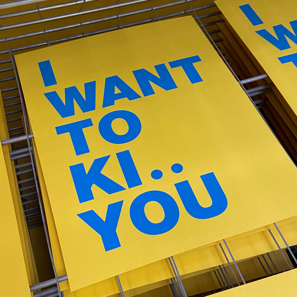 Zeefdruk I WANT TO KI.. YOU - geel/blauw - 30 x 40 cm